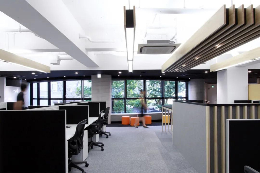缩减前台,将更多空间划分给其它办公区的办公室设计装修,华可可建设集团