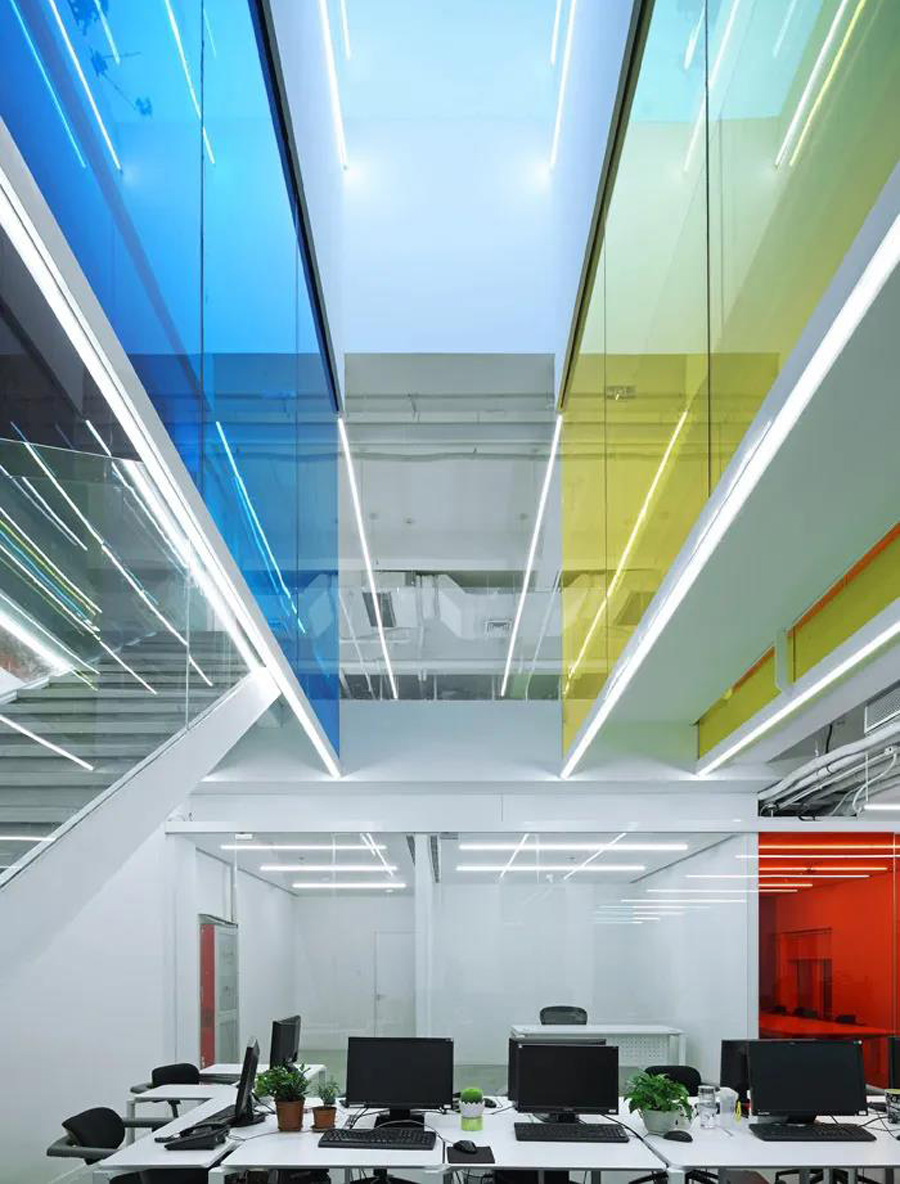 办公室设计装修：现在，光线和彩色玻璃成了最好的设计师,华可可建设集团